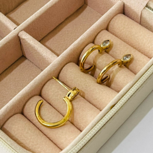 ARGOLA LISA COM UMA ZIRC. BRUTO