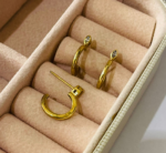 ARGOLA LISA COM UMA ZIRC. BRUTO