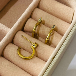 ARGOLA LISA COM UMA ZIRC. BRUTO