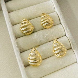 BRINCO GOTA C/ LISTRAS BANHO DOURADO