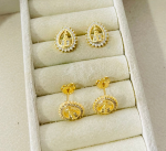 BRINCO N.S OVAL TODO CRAVEJADO BANHO DOURADO