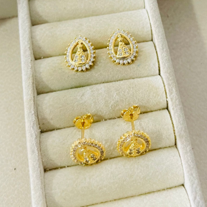 BRINCO N.S OVAL TODO CRAVEJADO BANHO DOURADO