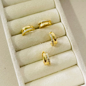 ARGOLA LADO LISO E C PEDRAS  BANHO DOURADO