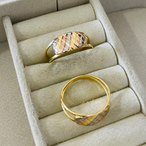 ANEL CENTRO FRIZ. C/ RHODIUM SM BANHO DOURADO