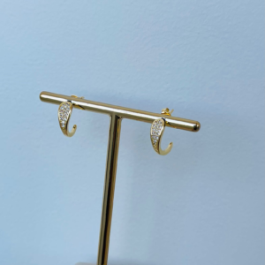 BRINCO CURVADO C/ PEDRAS  BANHO DOURADO