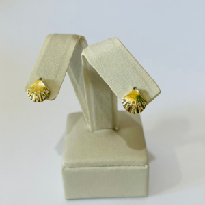 BRINCO CONCHA C/ PEDRAS BANHO DOURADO