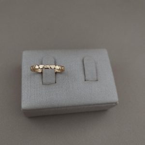 ANEL RODEADO DE MINI CORACOES BANHO DOURADO