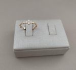 ANEL CRUCIFIXO CRAV. C/ SEIS ZIRC BANHO DOURADO