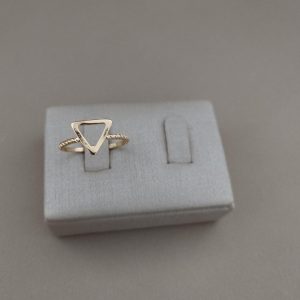 fora de linha ANEL TRIANGULO VAZ BANHO DOURADO