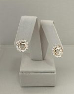 BRINCO  CORACAO RODEADO DE PEDRAS BANHO DOURADO