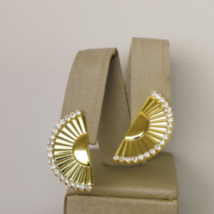 BRINCO LEQUE COM PEDRAS BANHO DOURADO