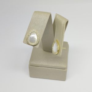 BRINCO GOTA PEROLA CRAVEJADO BANHO DOURADO