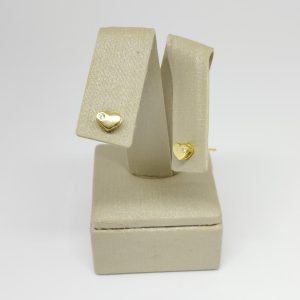 BRINCO CORACAO LISO UMA ZIRC BANHO DOURADO