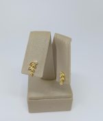 BRINCO FOLHA COM UMA PEDRA BANHO DOURADO