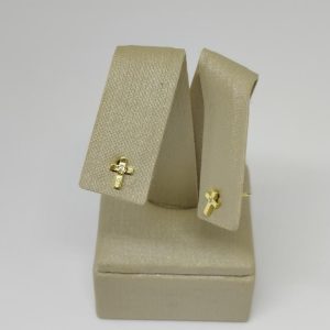 BRINCO CRUZ COM UMA PEDRA BANHO DOURADO