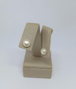 BRINCO MEIA PEROLA 8MM BANHO DOURADO