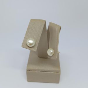 BRINCO MEIA PEROLA 8MM BANHO DOURADO