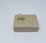 ANEL FORMATO FLOR CRAVEJADO BANHO DOURADO