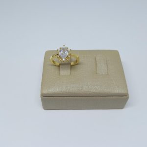 ANEL FORMATO FLOR CRAVEJADO BANHO DOURADO