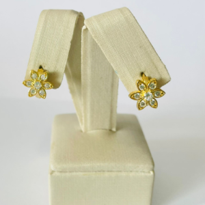 ARGOLA FLOR CRAV. BANHO DOURADO