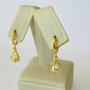 ARGOLA PEND.GOTA C/ PEROLA  BANHO DOURADO