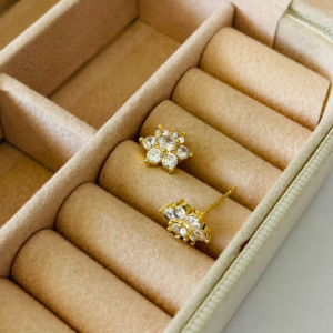 BRINCO COM ZIRC. DE FLOR BANHO DOURADO