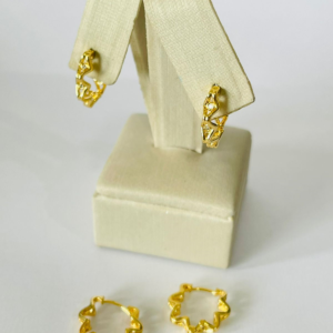ARGOLA ONDULADA COM ZIRC. BANHO DOURADO