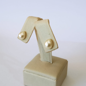 BRINCO GOTA PEROLA 8X10 BANHO DOURADO