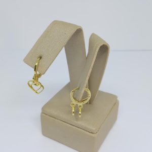 ARGOLA PEND. DOIS CORACOES VAZ. E FRIZ. BANHO DOURADO