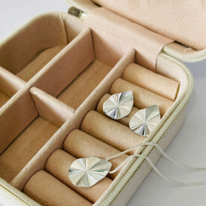 CONJUNTO GOTA FRIZ. BANHO PRATEADO