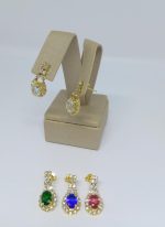BRINCO ZIRC OVAL 6X8 RODEADO DE PEDRAS BANHO DOURADO