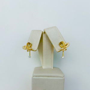 BRINCO LAÇO CRAV. BANHO DOURADO