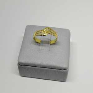 ANEL QUATRO LINHAS COM DETALHE CENTRAL BANHO DOURADO