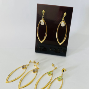 BRINCO OVAL C/ UMA PEDRA BANHO DOURADO