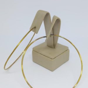 ARGOLA FIO LISO C/ DETALHE TORC. BRUTO