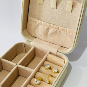 BRINCO ZIRC. CORACAO 3 GARRAS BANHO DOURADO