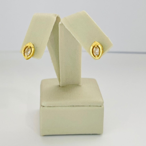 BRINCO OVAL C/ ZIRC. BANHO DOURADO
