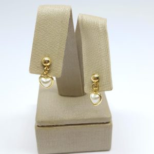 BRINCO CORACAO DE PEROLA BANHO DOURADO