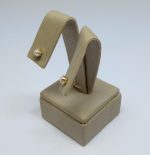 BRINCO PEROLA SEIS GARRAS BANHO DOURADO