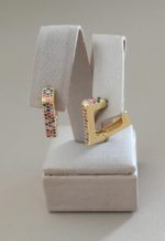 ARGOLA TRIANGULAR CRAV. BANHO DOURADO