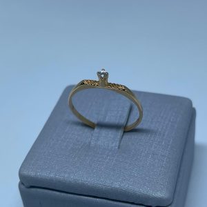 ANEL SOLITARIO CENTRO QUAD. FRIZ. BANHO ROSE