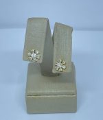 BRINCO FLOR CRAV. 1868W SM BANHO DOURADO