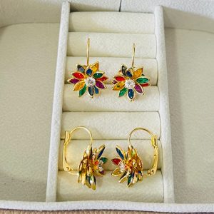 ARGOLA FLOR COLORIDA COM PONTAS BANHO DOURADO