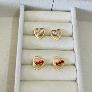 BRINCO CORACAO COM TRES PEDRAS SM BANHO DOURADO