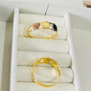 ANEL TRES FLORES FRIZ. C/ RHODIUM SM BANHO DOURADO