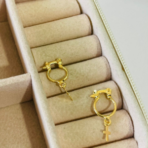ARGOLA DE ENCAIXE PEND. CRUZ. BANHO DOURADO