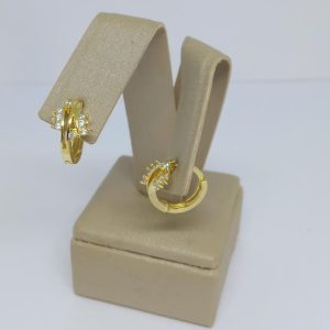 ARGOLA CRAVEJADA OITO ZIRC. BANHO DOURADO
