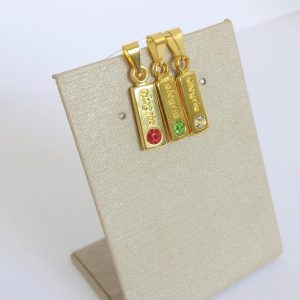 PINGENTE PLACA COM NOMES E PEDRA BANHO DOURADO