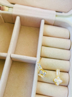 BRINCO DUAS PEDRAS BANHO DOURADO