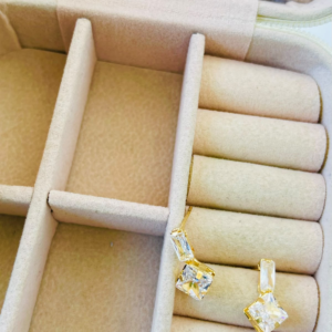 BRINCO DUAS PEDRAS BANHO DOURADO